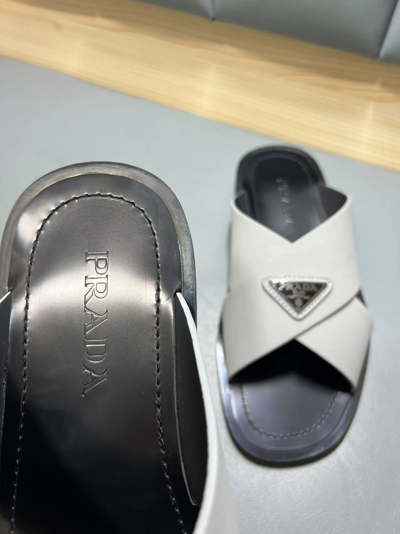 340💰PRADA Prada’s latest slippers are synchronized with the official website. This slipper is made of the brand’s unique and iconic Saffiano leather. The brand logo jumps out from the double straps, and the brand style is clearly visible. Cowhide gives men elegant charm and functional design, making it an ideal choice for vacation and leisure. Size:38-45